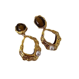 Orecchini vintage in oro con occhio di tigre ovale e perla in struttura a lava fusa