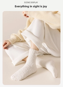 Gros plan de chaussettes en molleton corail crème pour un confort chaleureux en hiver