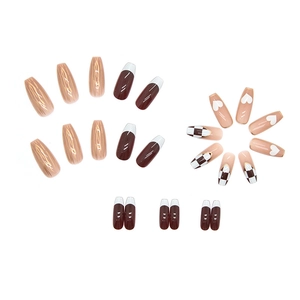 Faux ongles chocolat à damier avec cœurs blancs et motifs dorés brillants