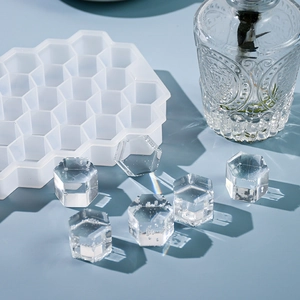 Détail du bac à glaçons en silicone à 37 cellules avec glaçons hexagonaux clairs