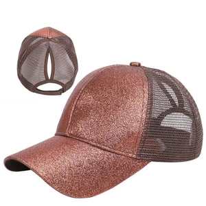Dettaglio del foro per la coda di cavallo sul berretto in rete glitterata con paillettes