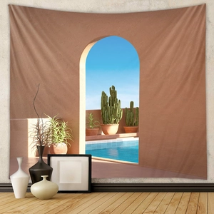 Detail eines Wandteppichs mit Mittelmeermotiv und Pool auf einer beigen Wohnzimmerwand