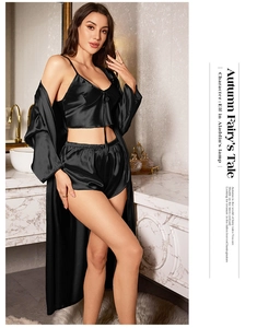 Vue détaillée d'un ensemble de nuit 3 pièces en satin noir pour femme au fini soyeux