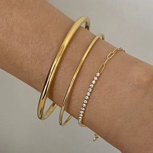 Set di tre braccialetti placcati oro con pietre di zircone e bracciali rigidi lucidi
