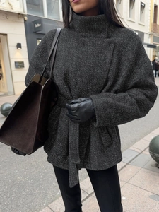 Elegante cappotto lungo grigio scuro da donna con cintura e maniche lunghe, stile urbano