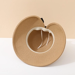 Détail du bandeau réglable à l'intérieur du chapeau de paille beige avec nœud