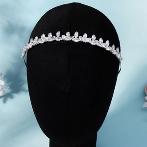 Détails d'un diadème de mariée en argent avec zircons en forme de marquise et de poire