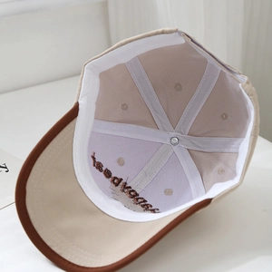 Dettaglio dell'interno del cappellino da baseball con fascia antisudore e cuciture