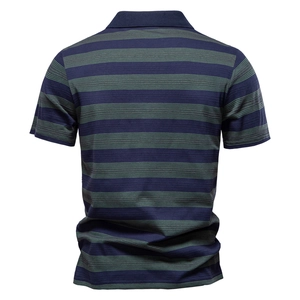 Vue arrière détaillée d'un polo pour hommes avec rayures tricotées vert et bleu