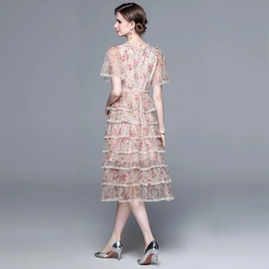 Robe longue à fleurs en tulle rose avec perles et bords en dentelle vue de dos