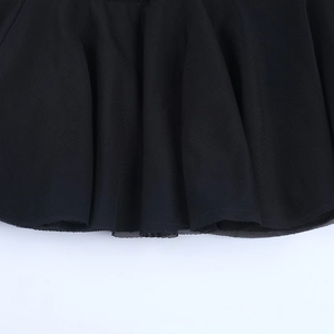 Détail du tissu en maille transparente noire avec texture fine et drapé élégant de la robe