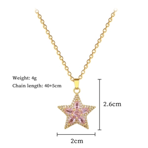 Vue macro des dimensions 26x20mm d'un collier étoile rose avec chaîne dorée