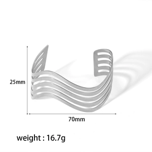 Detailansicht eines hohlen Wellenarmbands mit den Maßen 25mm Höhe und 70mm Breite