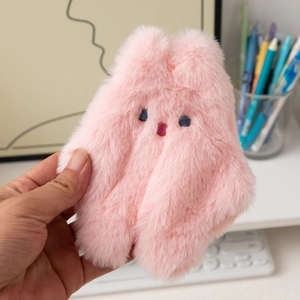 Détail du porte-monnaie lapin en peluche rose avec fourrure douce et broderie mignonne