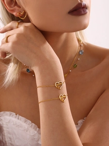Détail du bracelet cœur doré avec gravure MAMMA et pavage de zircons scintillants