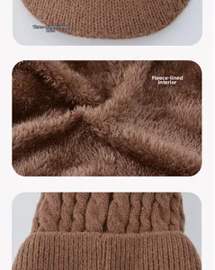 Détail du bonnet en maille marron avec visière rigide et doublure en polaire chaude
