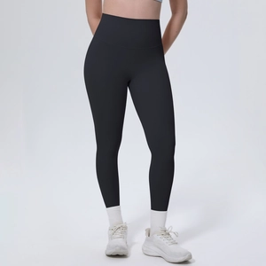 Nahaufnahme der schwarzen High-Waist Yoga-Leggings mit elastischem Nude-Feel Material