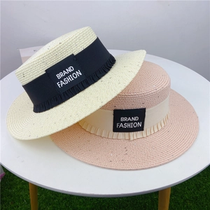 Stroh-Sonnenhüte mit flachem Oberteil in Beige und Rosa mit Pailletten und Markenlabel