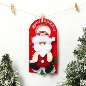 Dettaglio di un appendiporta a forma di Babbo Natale in feltro rosso con scritta Merry Christmas