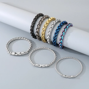 Gros plan de bracelets tressés en acier inoxydable de style hip hop en huit couleurs vives