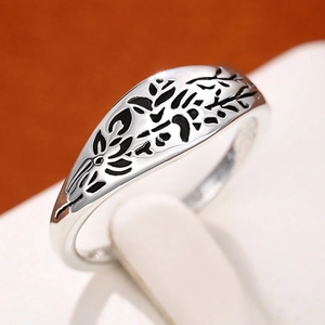 Retro S925 sterling silver ring with black floral branch patterns in vintage style