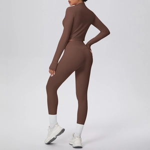 Vue arrière de l'ensemble de yoga marron taille haute avec passe-pouces et haut court