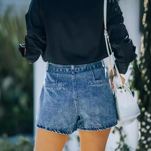 Pantaloncini di jeans blu vintage da donna con cintura, vista posteriore con quattro tasche