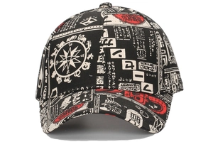 Dettaglio del berretto da baseball in cotone nero con stampe graffiti giapponesi e visiera curva