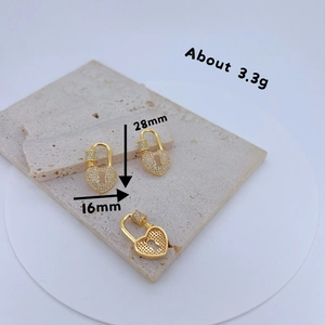 Détail du fermoir mousqueton en forme de cœur avec zircons, taille 28mm sur 16mm