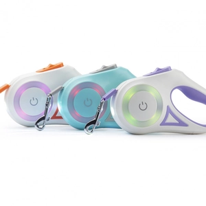 Guinzaglio retrattile per cani con anello LED e gancio cromato in tre varianti