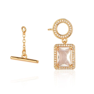 Vue détaillée du fermoir doré avec pendentif en zircon rectangulaire pour bijoux