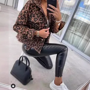 Giacca in denim leopardata con orlo sfrangiato, tasche sul petto e lavaggio vintage