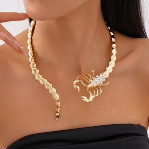 Vue détaillée du collier scorpion doré avec strass brillants porté sur le cou du mannequin