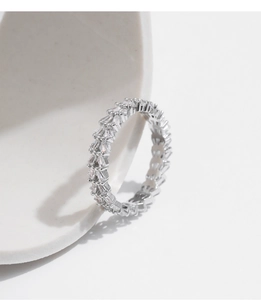 Dettaglio dell'anello eternity in argento S925 con pietre di zircone a taglio rettangolare