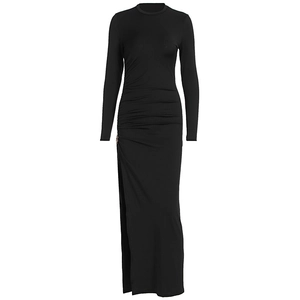 Détail d'une robe longue noire à manches longues avec fronces et fente latérale