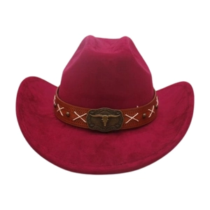 Dettaglio del cappello da cowboy in camoscio magenta con fibbia vintage a forma di teschio