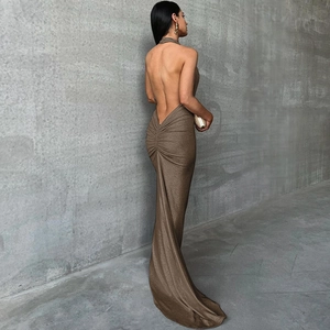 Détail d'une robe dos nu marron café avec fronces et tissu satiné à l'effet métallique