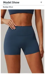 Détail du short de yoga taille haute bleu badge avec texture de tissu haute élasticité