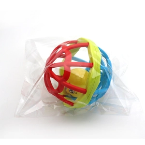 Vue détaillée d'une balle hochet pour bébé colorée avec design ajouré sous sachet