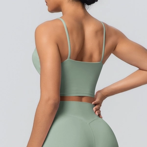 Détails de l'ensemble de yoga vert menthe avec fines bretelles et dos nu pour fitness