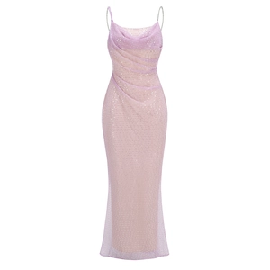 Robe longue violette à paillettes avec col bénitier et bretelles scintillantes
