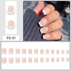 Unghie finte corte quadrate French Manicure con punte bianche e base rosa naturale