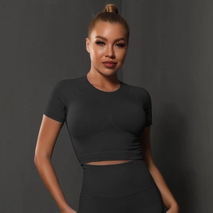 Détail d'un ensemble de fitness noir sans couture avec haut court et legging à taille haute