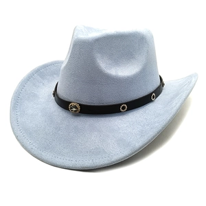 Detailansicht hellblauer Cowboyhut aus Wildleder mit Lederband und verzierten Metallringen