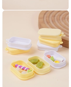 Detailansicht von Miniatur-Kunststoff-Lunchbox-Modellen mit diversen Harzlebensmitteln