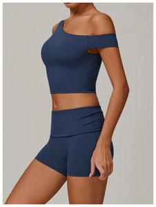 Détail d'un ensemble de yoga bleu à épaule unique avec crop top et short de sport