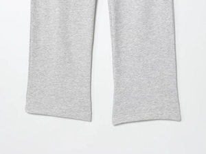 Detailaufnahme der grauen Strickhose mit Fokus auf hochwertigem Stoff und doppelter Saumnaht