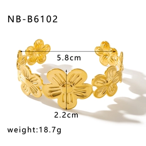 Dettaglio del bracciale a fiori placcato oro 18k con misure e specifiche tecniche del peso