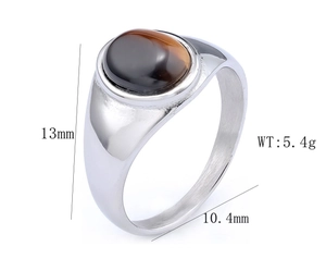 Détail d'une bague pierre œil de chat marron ovale, hauteur 13mm et poids de 5,4g