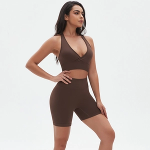 Dettaglio del set yoga marrone senza cuciture con pantaloncini a vita alta e reggiseno
